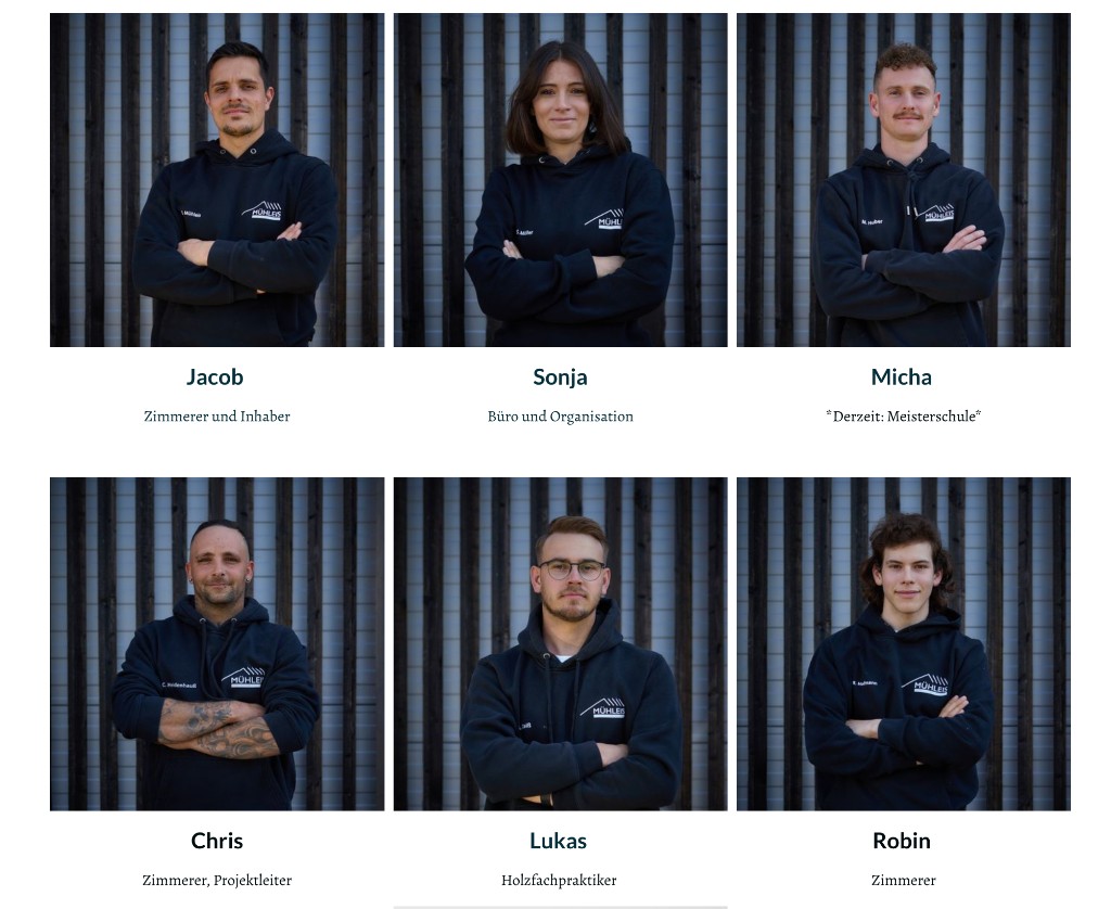 Team Mühleis in Firmenkleidung vor Holzwand: Jacob (Zimmerer und Inhaber), Sonja (Büro und Organisation), Micha (derzeit Meisterschule); Chris (Zimmerer, Projektleiter), Lukas (Holzfachpraktiker), Robin (Zimmerer).